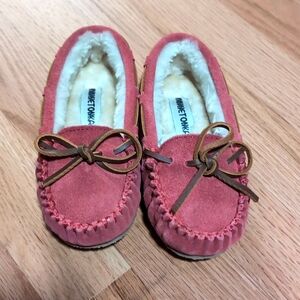 Minnetonka Kids Cassie Slipper in Hot Pink, Sz 8, NIB